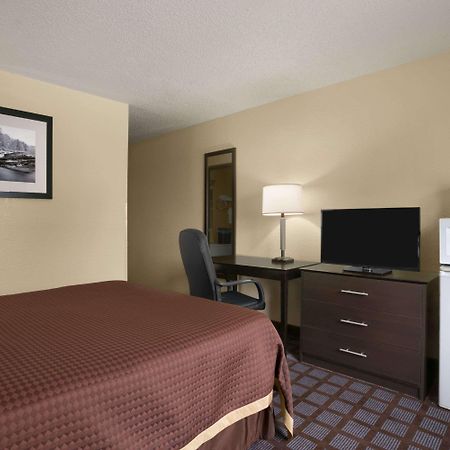 Super 8 By Wyndham Saginaw Motel Exterior foto