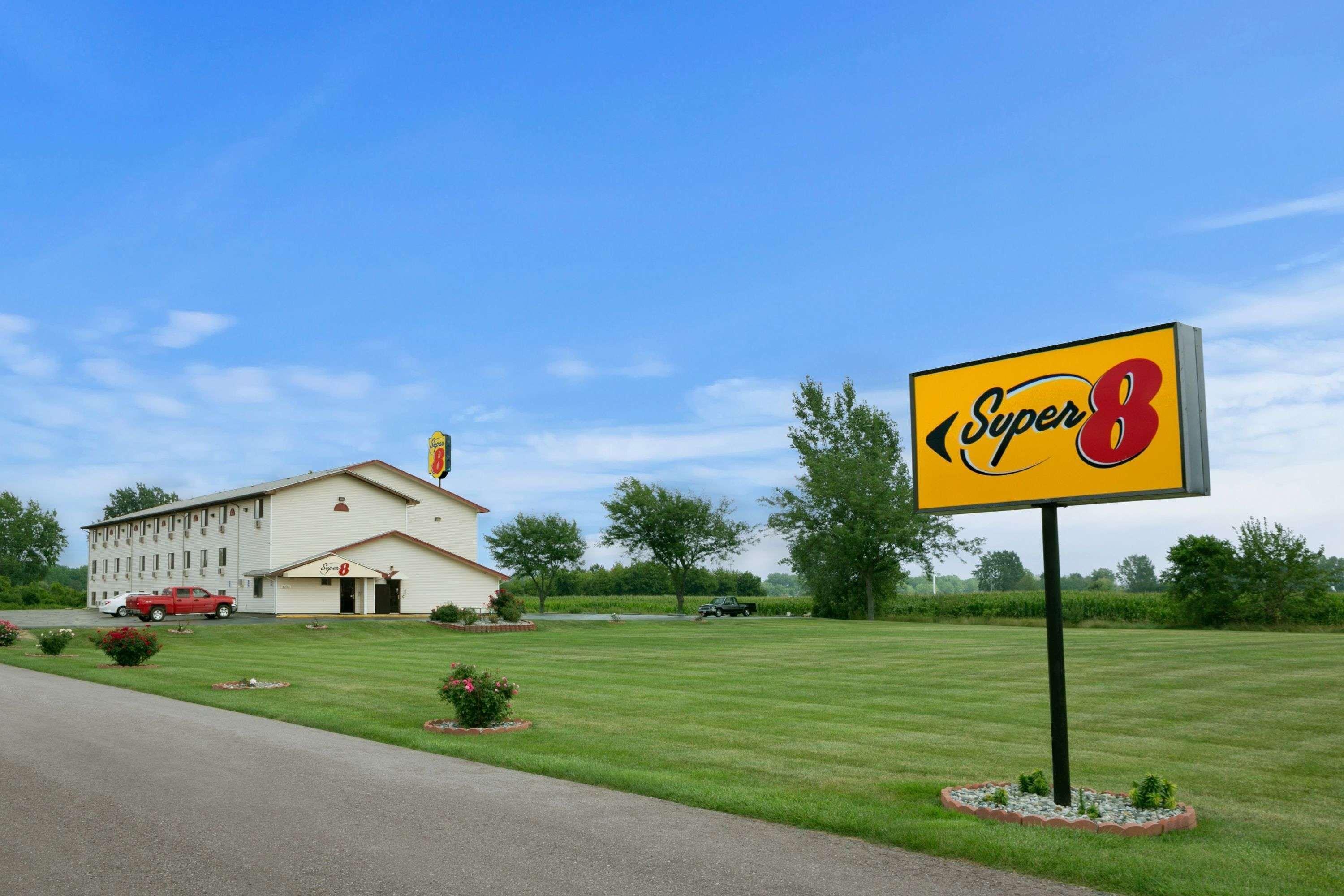 Super 8 By Wyndham Saginaw Motel Exterior foto