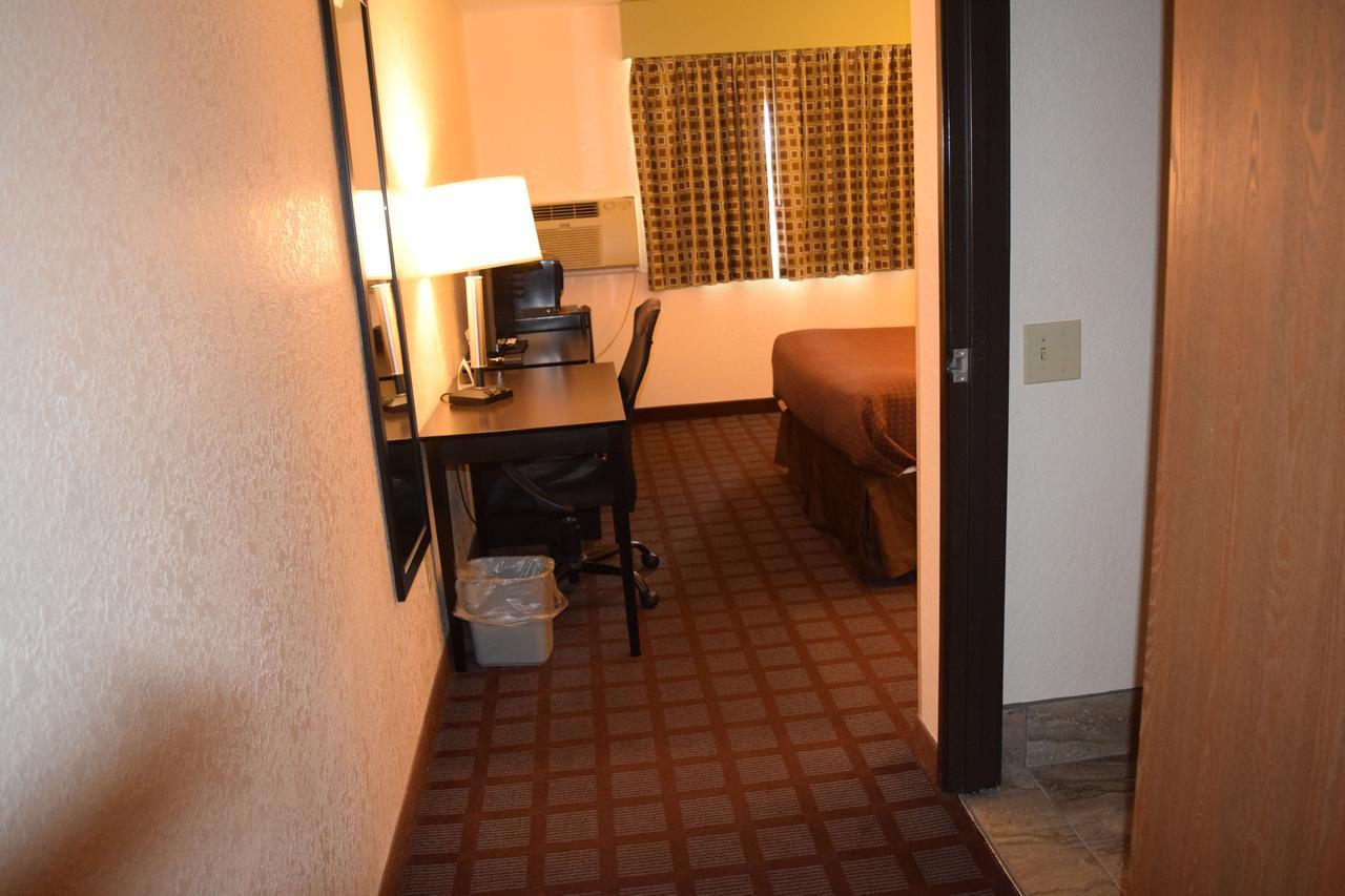 Super 8 By Wyndham Saginaw Motel Exterior foto
