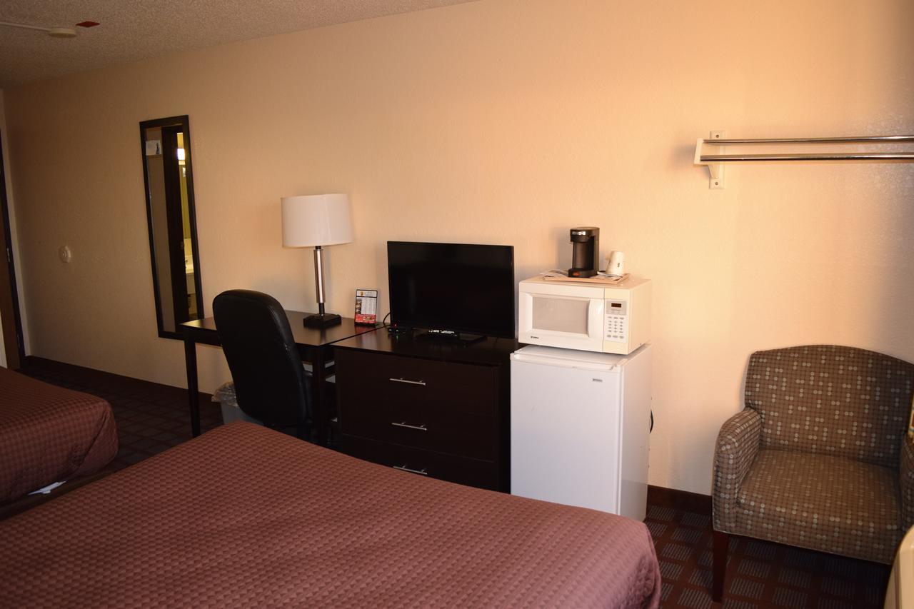 Super 8 By Wyndham Saginaw Motel Exterior foto
