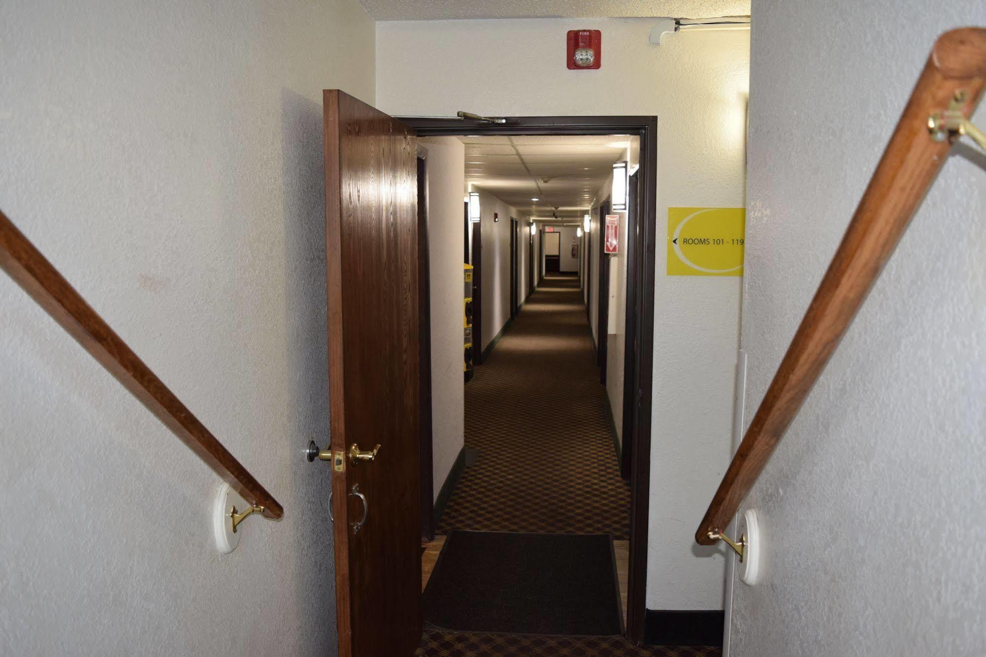 Super 8 By Wyndham Saginaw Motel Exterior foto
